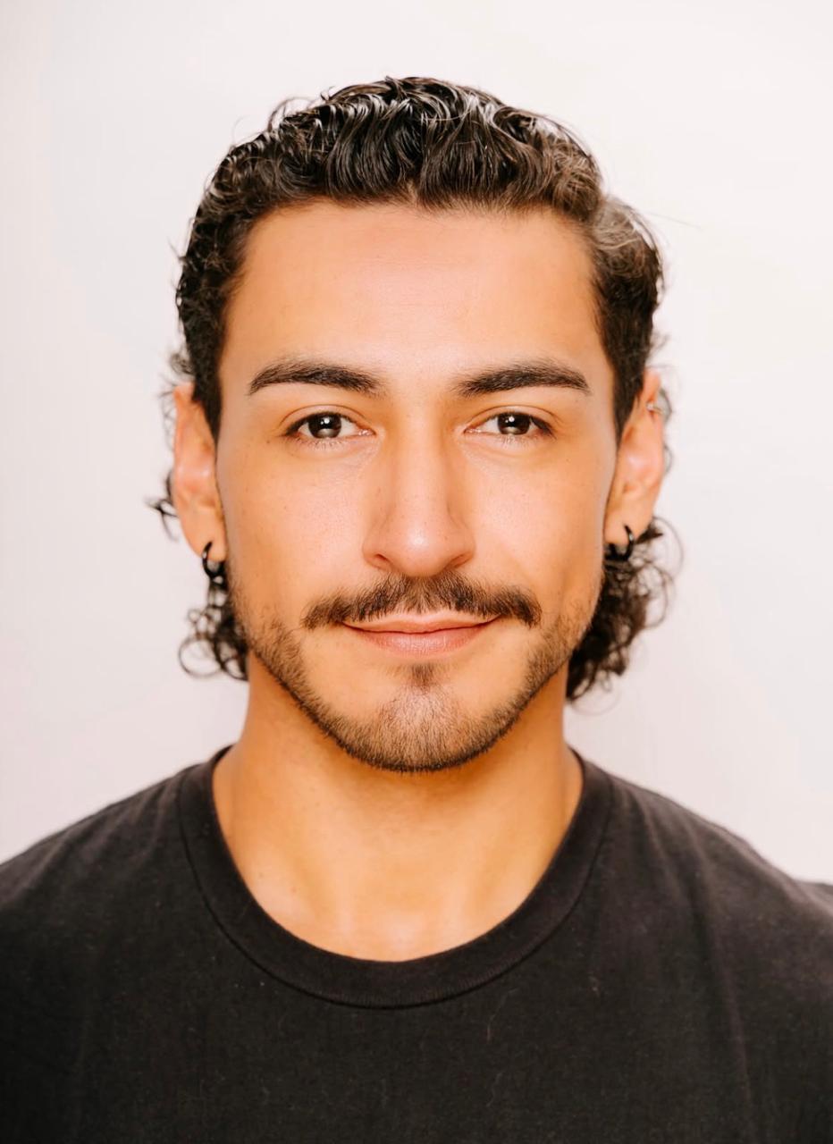 Retrato de Adrian Cardozo, barbero y peluquero